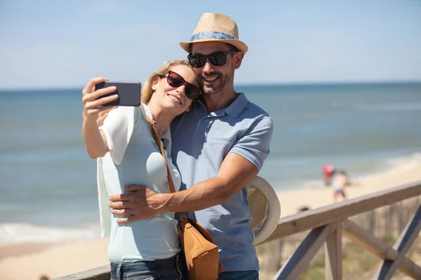 Hombre Feliz Hermosa Mujer Tomando Foto Selfie —  Fotos de Stock