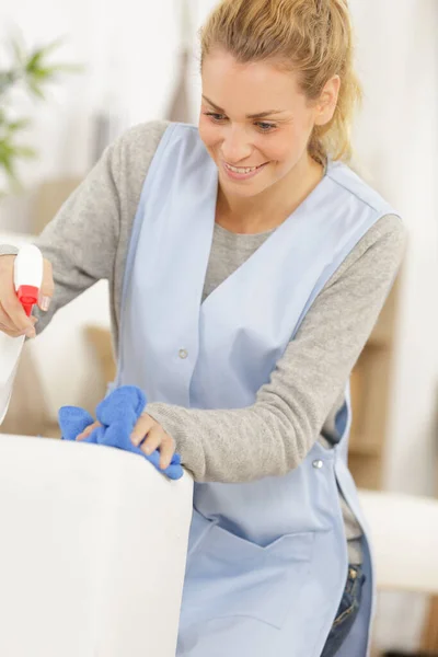 Kadın Hizmetçi Kanepeyi Temizliyor — Stok fotoğraf