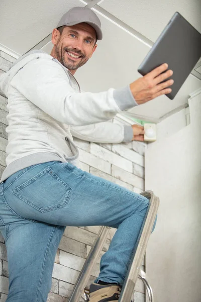 Bauarbeiter Auf Leiter Mit Tablet — Stockfoto