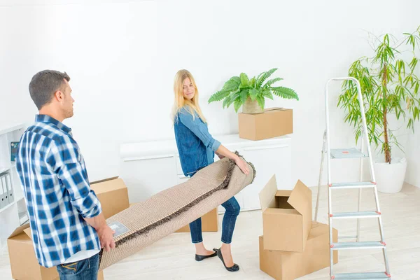 Couple Carrying Rolled Rug Cardboard Boxes — Stock Photo, Image