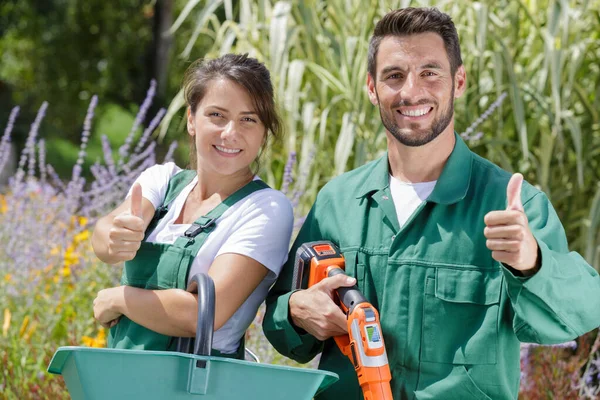 Couple Jardiniers Montrant Pouces Vers Haut — Photo