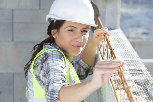 Femme Constructeur Travaillant Sur Mur — Photo