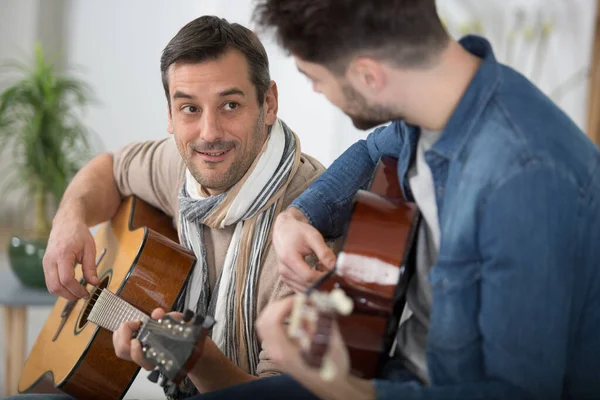Vater Bringt Teenager Sohn Gitarre Bei — Stockfoto