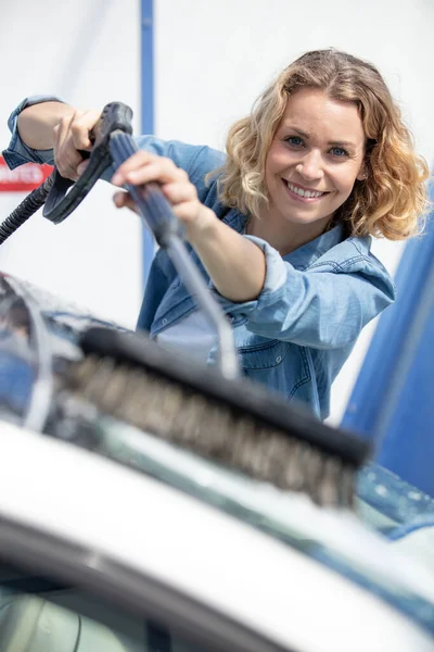 Genç Bir Kadın Hortumla Araba Temizliyor — Stok fotoğraf