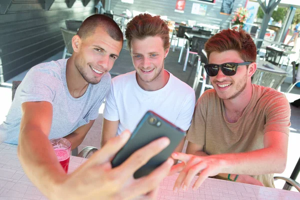 Młodzi Mężczyźni Biorąc Selfie — Zdjęcie stockowe