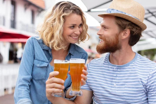 Ρομαντικό Ζευγάρι Πίνοντας Μπύρα Υπαίθριο Μπαρ — Φωτογραφία Αρχείου
