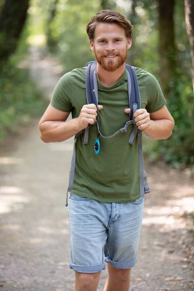 Młody Człowiek Spacerujący Lesie — Zdjęcie stockowe