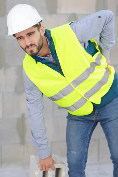 Trabajador Construcción Que Experimenta Dolor Espalda —  Fotos de Stock