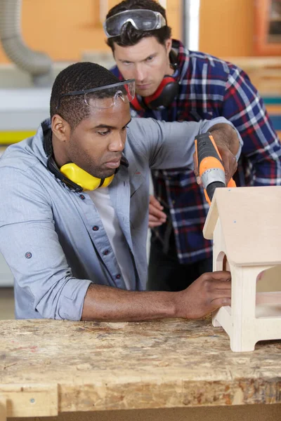 Hombre Usando Taladro Mano Para Construir Muebles Nuevos —  Fotos de Stock