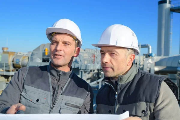 Bild Två Arbetstagare Som Arbetar Utanför Byggarbetsplats — Stockfoto