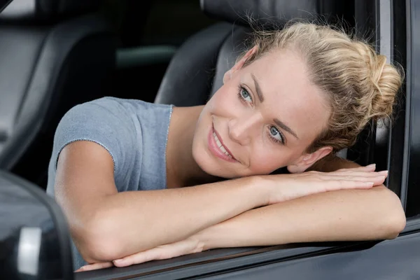 Porträt Einer Lächelnden Frau Die Aus Dem Autofenster Blickt — Stockfoto