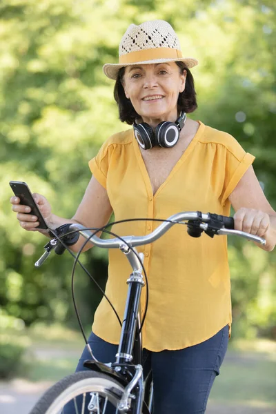 骑自行车的老年妇女的近照 — 图库照片