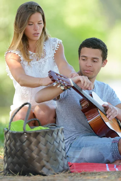 Jovem Toca Guitarra Sua Namorada — Fotografia de Stock