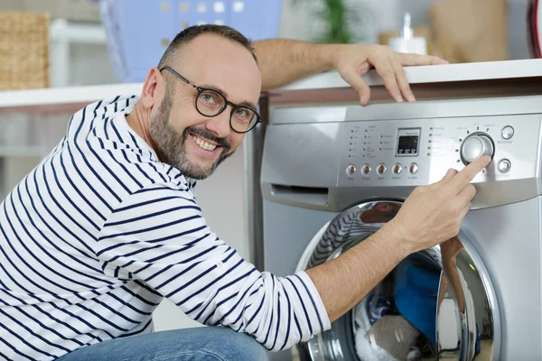 Man Doing Laundry Man — Stock Photo, Image