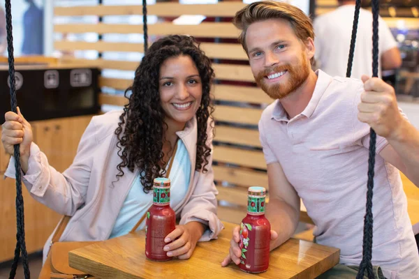Mutlu Çift Barda Eğleniyor Meyve Suyu Içiyor — Stok fotoğraf