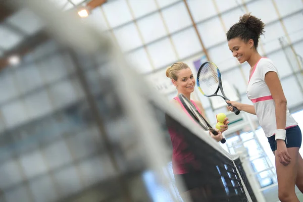 ネット上で握手する女子テニス選手 — ストック写真