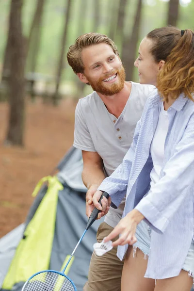 屋外でバドミントンをする若い笑顔のカップル — ストック写真