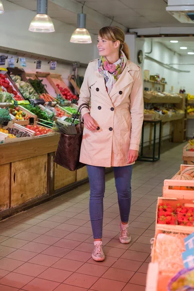 Mulher Sorridente Comprando Frutas Legumes — Fotografia de Stock