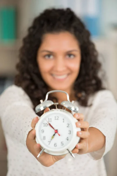 Mujer Mostrando Hora Reloj Despertador —  Fotos de Stock