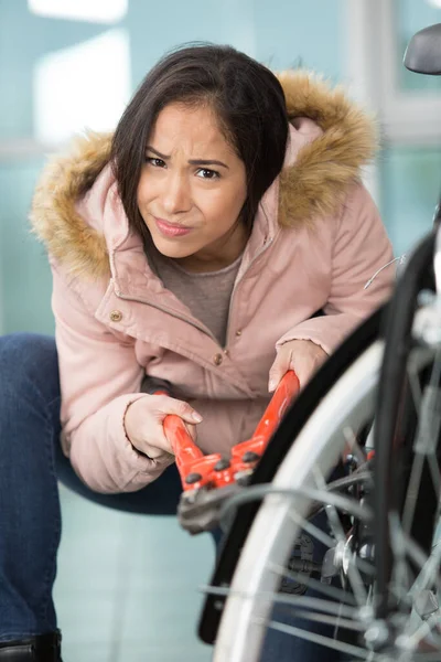 Turbato Donna Può Essere Rubare Sua Moto Indietro — Foto Stock