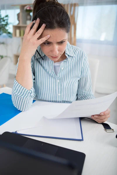 Young Beautiful Woman Stressed Because Bills — Stock Photo, Image
