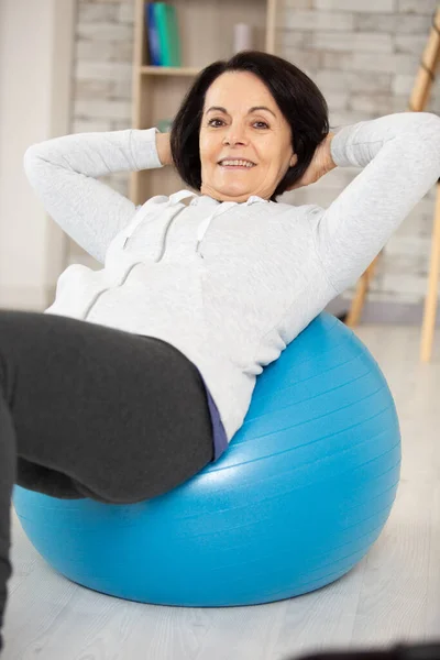 Senior Vrouw Doet Yoga Met Bal — Stockfoto