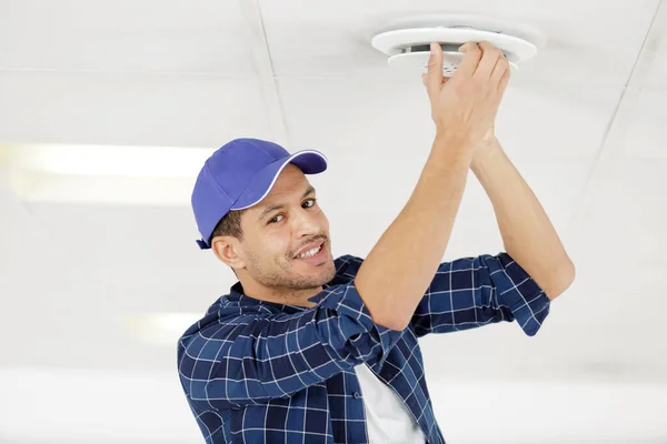 Worker Installing Smoke Detector Ceiling — Stock Photo, Image