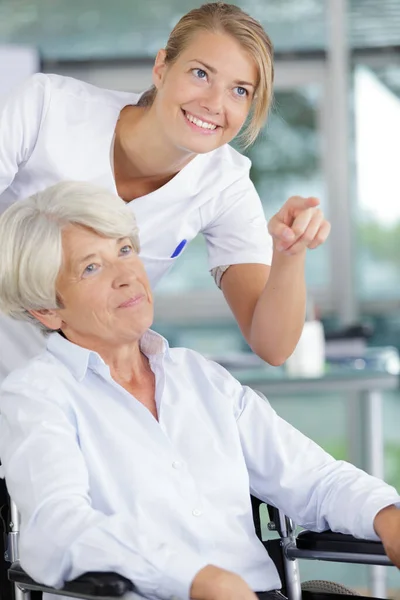 Donna Anziana Paziente Sedia Rotelle Presso Ospedale Infermieristico — Foto Stock