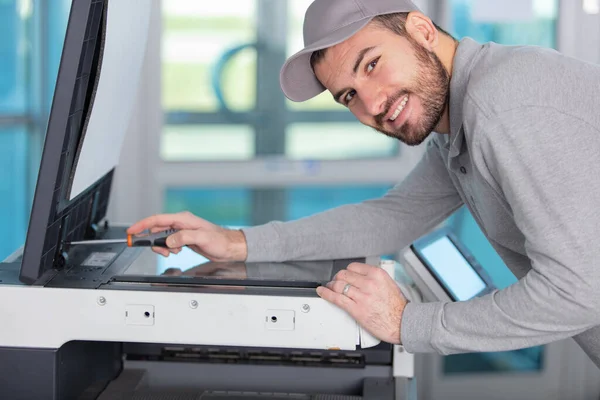 Tratando Reparar Impresora Oficina — Foto de Stock