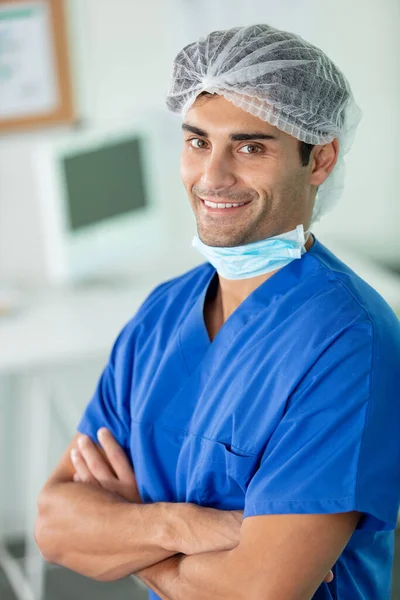 Pohledný Lékař Muž Pózující Nemocnici — Stock fotografie