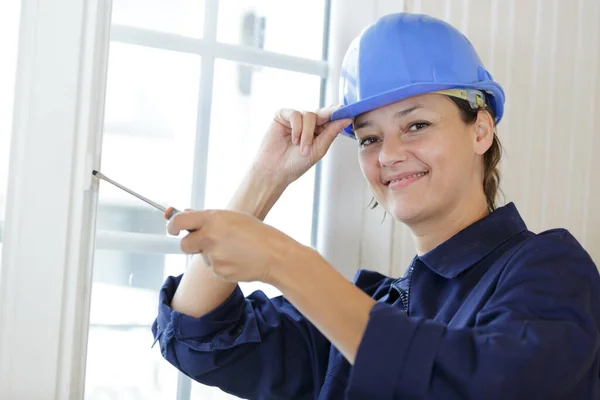 Mujer Joven Constructora Que Trabaja Con Destornillador —  Fotos de Stock