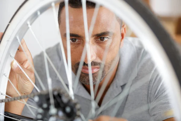 自転車の車輪を固定する男は — ストック写真