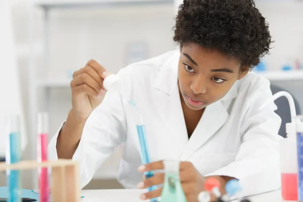 Laboratuvarda Çalışan Genç Kimya Öğrencisi — Stok fotoğraf