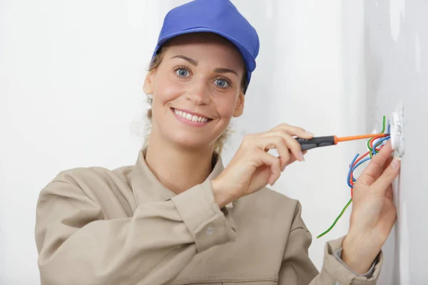 Eletricista Feminino Que Fixa Problema Eletricidade Tomada — Fotografia de Stock