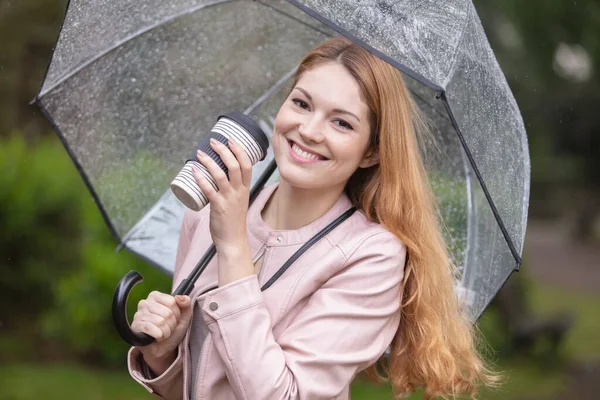 Женщина Прозрачным Зонтиком Гуляет Парке Пьет Кофе — стоковое фото