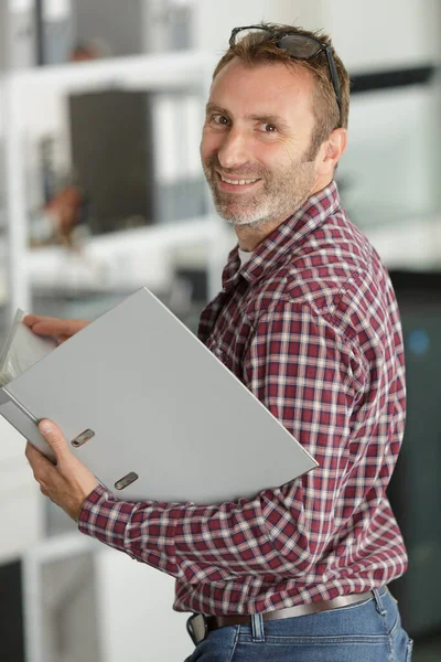 Manager Standing Folders Office — Stock Photo, Image