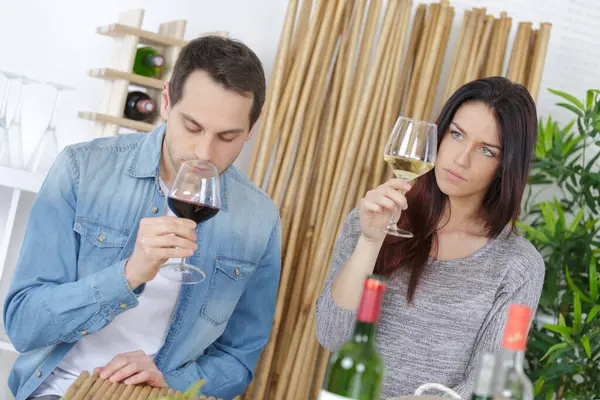 Couple Dégustation Vin Dans Restaurant — Photo