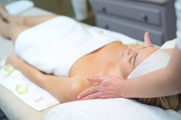 Frau Mit Einer Entspannenden Massage — Stockfoto
