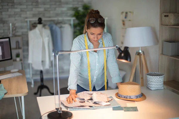 Dressmaker Making Decision What Color Textile Use — Stock Photo, Image
