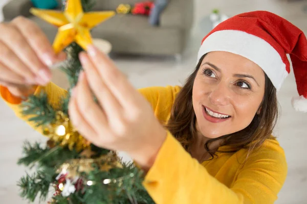 Mujer Decorando Árbol Navidad —  Fotos de Stock