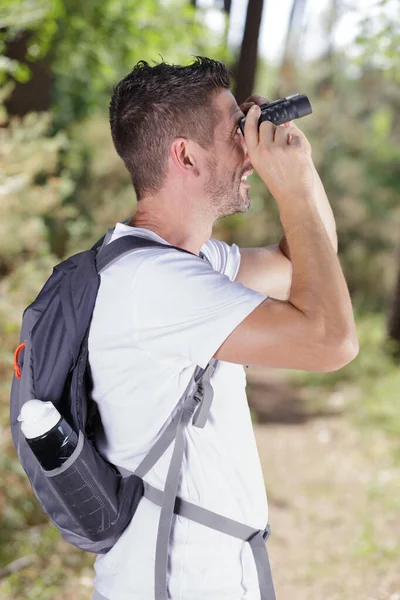 Escursionista Uomo Con Zaino Guardando Attraverso Binocolo — Foto Stock