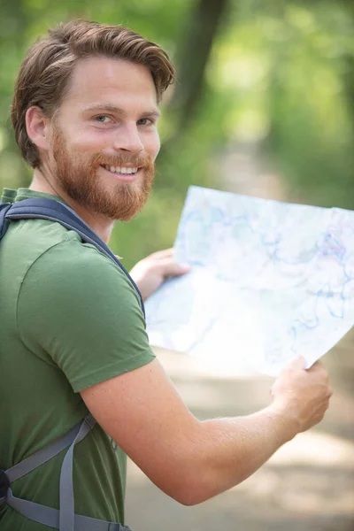Viajante Masculino Sentou Segurando Mapa — Fotografia de Stock