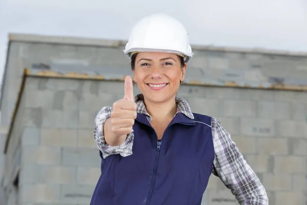 Kvinnlig Byggarbetare Med Tummen Upp — Stockfoto