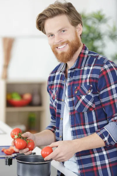 Człowiek Robi Zupę Pomidorową — Zdjęcie stockowe