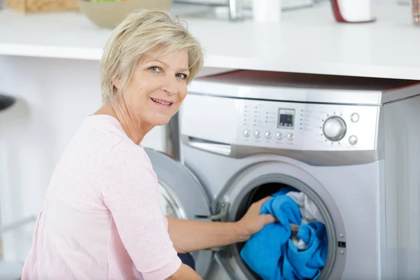 Mulher Sênior Carregando Máquina Lavar Roupa Casa — Fotografia de Stock