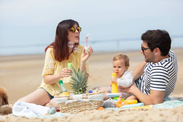 九个月大的婴儿和他的父母在海滩上 — 图库照片