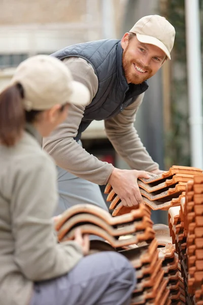 Pedreiro Trabalhador Construção Civil Construindo Uma Parede Tijolo — Fotografia de Stock