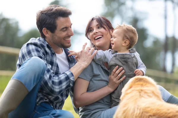 Lycklig Familj Utomhus Med Sitt Barn Och Hund — Stockfoto