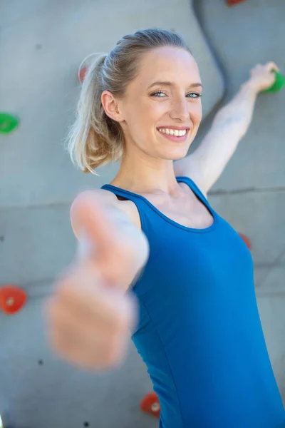Atletyczna Kobieta Ścianie Wspinaczkowej Pomieszczeniach Pokazać Kciuki Górę — Zdjęcie stockowe