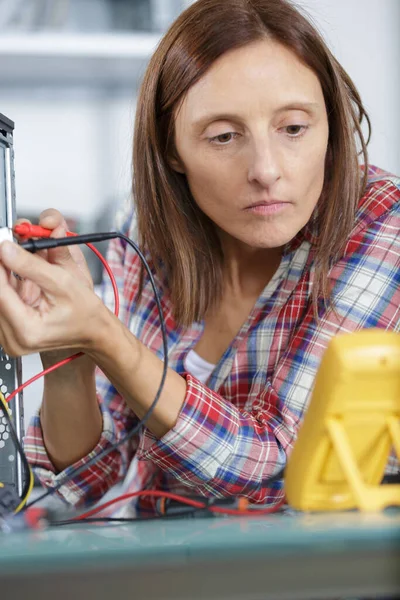 Woman Checking Voltage — Stock Photo, Image